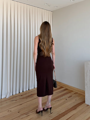 Kahverengi drapeli polyester midi elbisenin arka paça akışı arkadan yan çekim