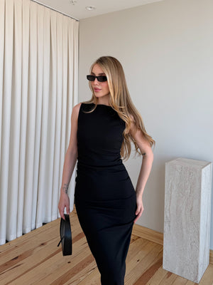 Siyah drapeli polyester midi elbisenin serbest paça silueti tam yan profil