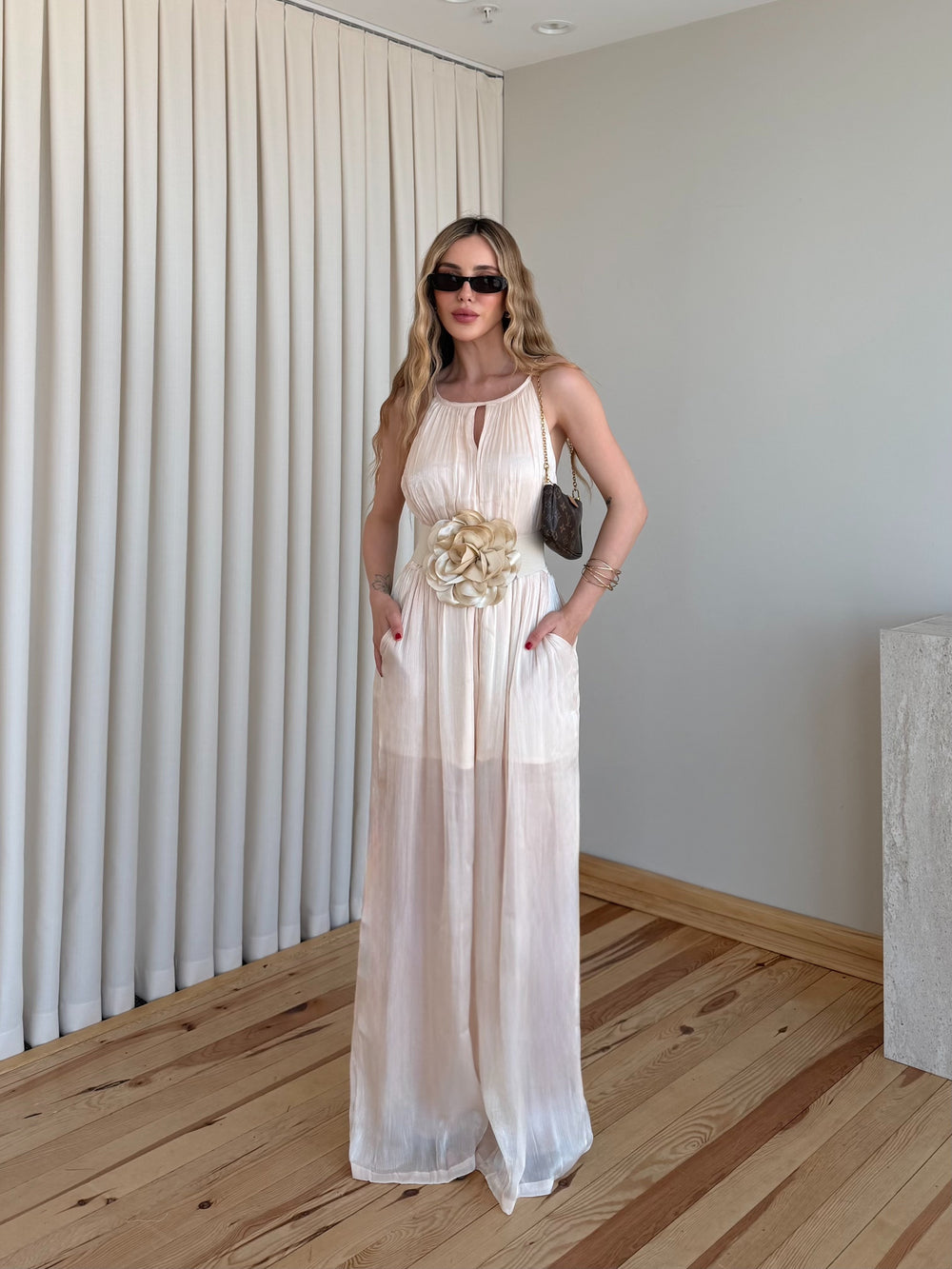 Pudra Halter Yaka Çiçek Kemerli Parlak Kumaş Tulum - 39896