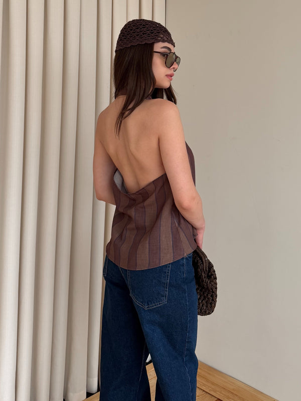 Kahverengi cizgili acik onlu polyester yelek pantolon kombinli model durusu onden tam boy cekim