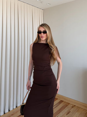 Kahverengi drapeli polyester midi elbisenin bel ve gövde detayı önden çekim