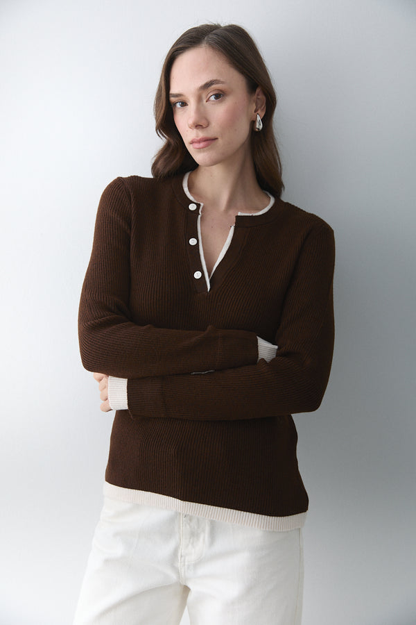 Koyu Tarçın - Krem 2 Patlı Düğmeli Kazak - 251023