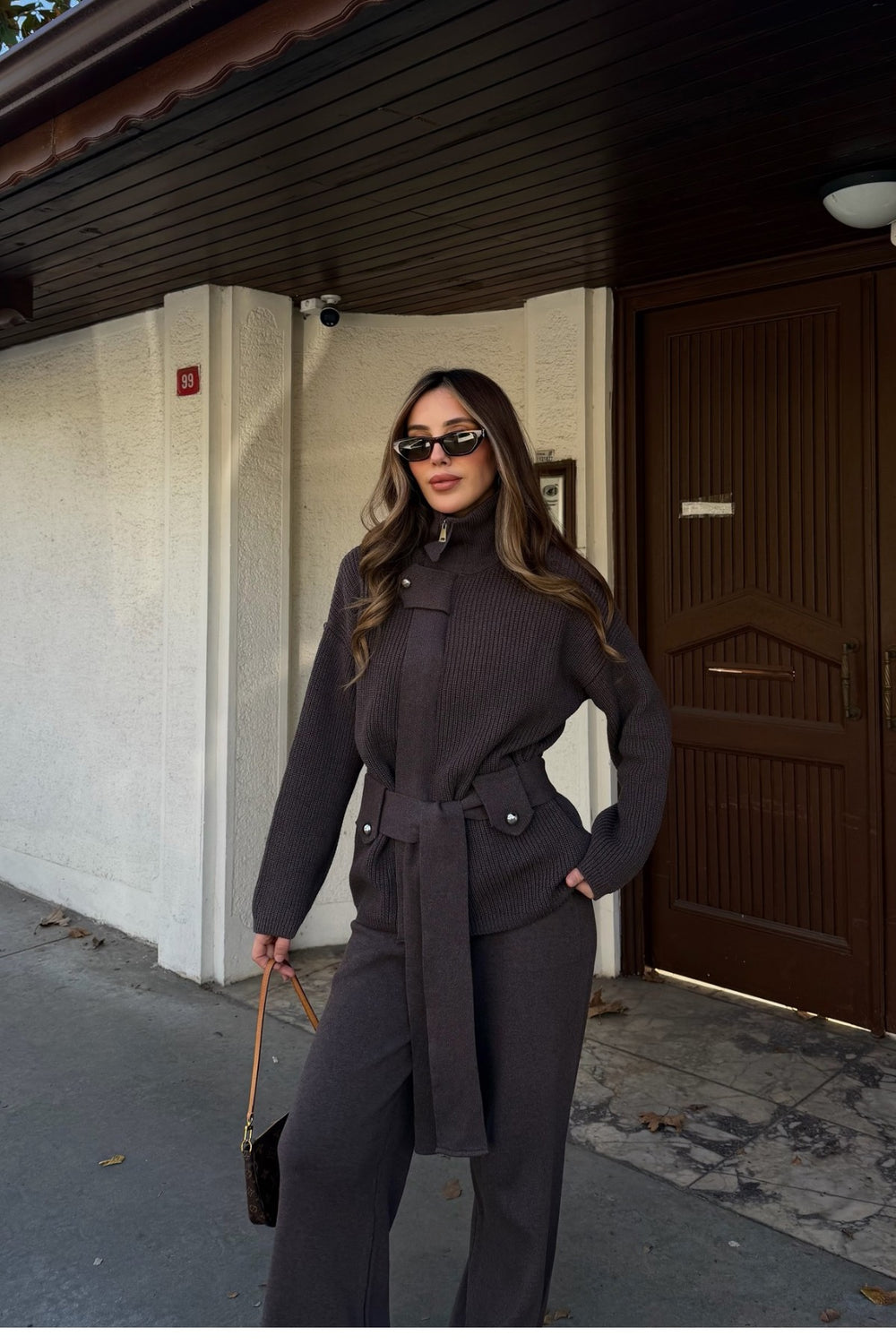 Kahverengi Dik Yaka Kuşaklı Tasarım Triko Takım - 0808