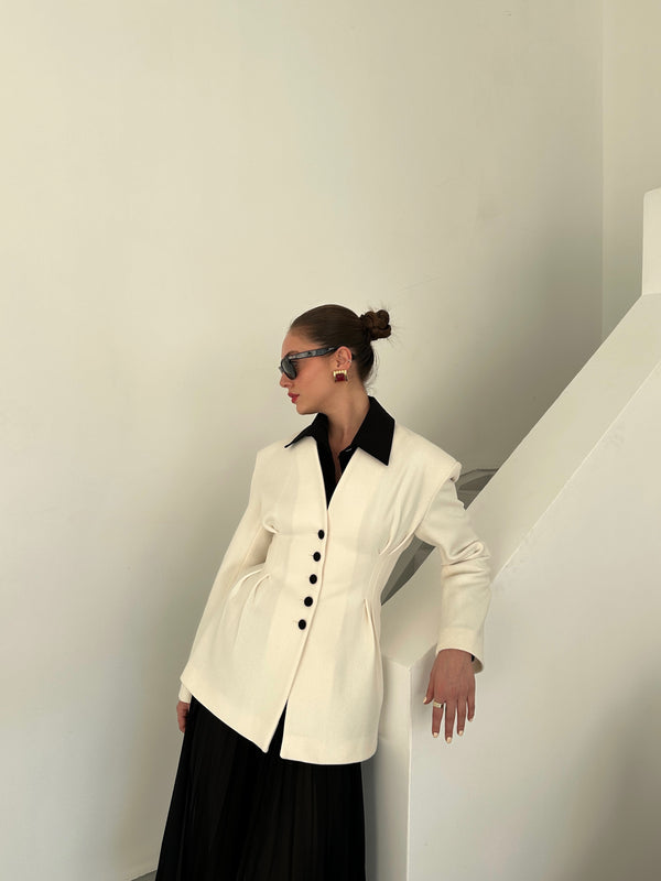 Siyah Düğmeli Tasarım Kaşe Ceket