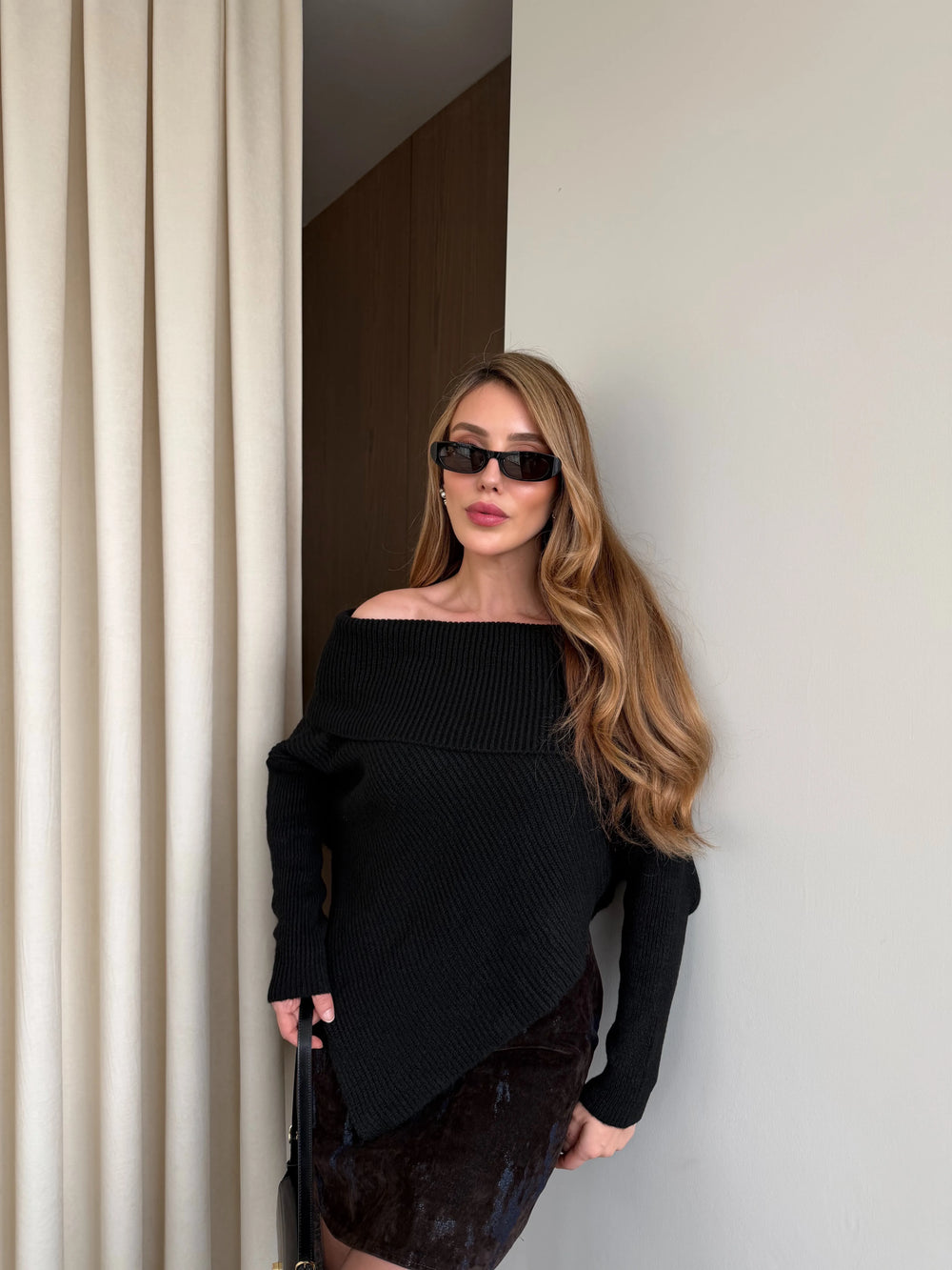 Siyah Kayık Yaka Asimetrik Kazak - 251193