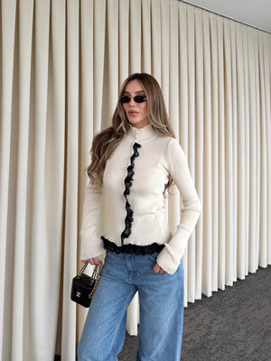 Ekru Dik Yaka Dantel Detaylı Hırka - 2726