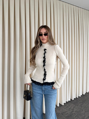 Ekru Dik Yaka Dantel Detaylı Hırka - 2726