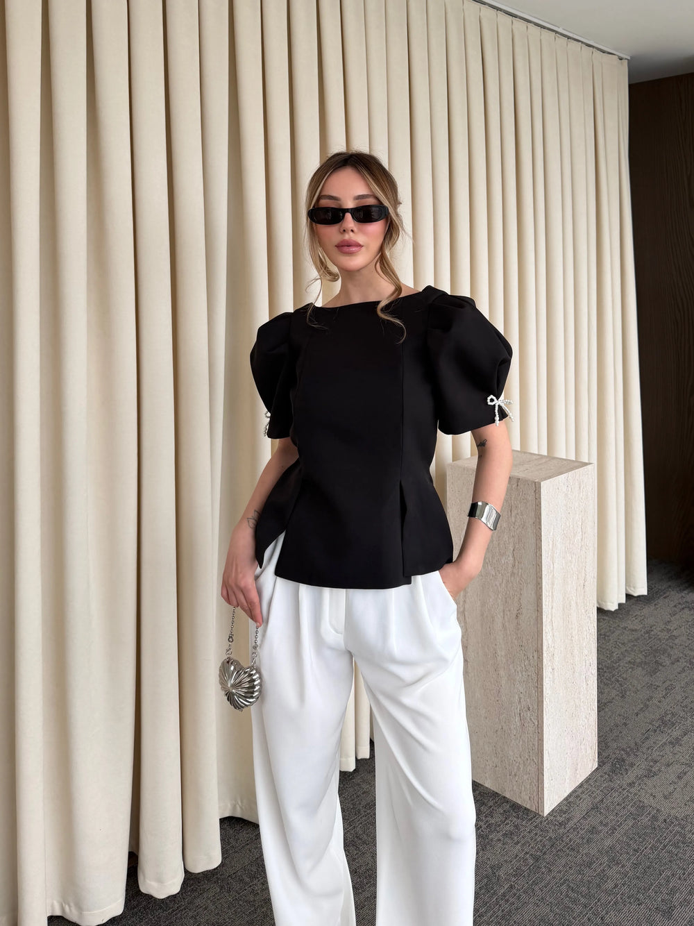 Siyah Kolu İnci Fiyonk Detaylı Bluz - 5001