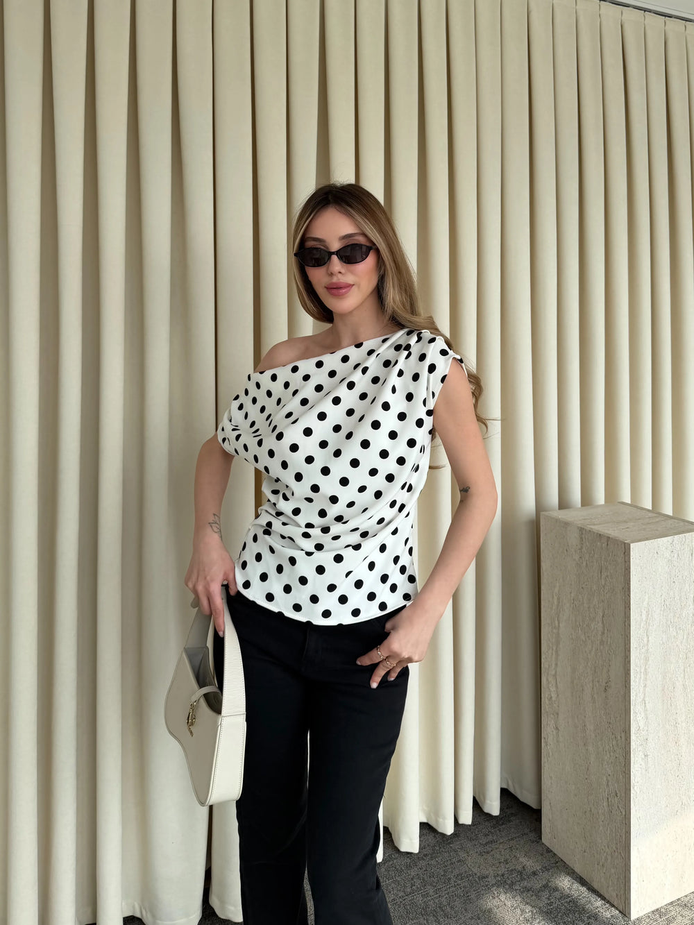Beyaz Puantiyeli Asimetrik Yaka Bluz - 71779