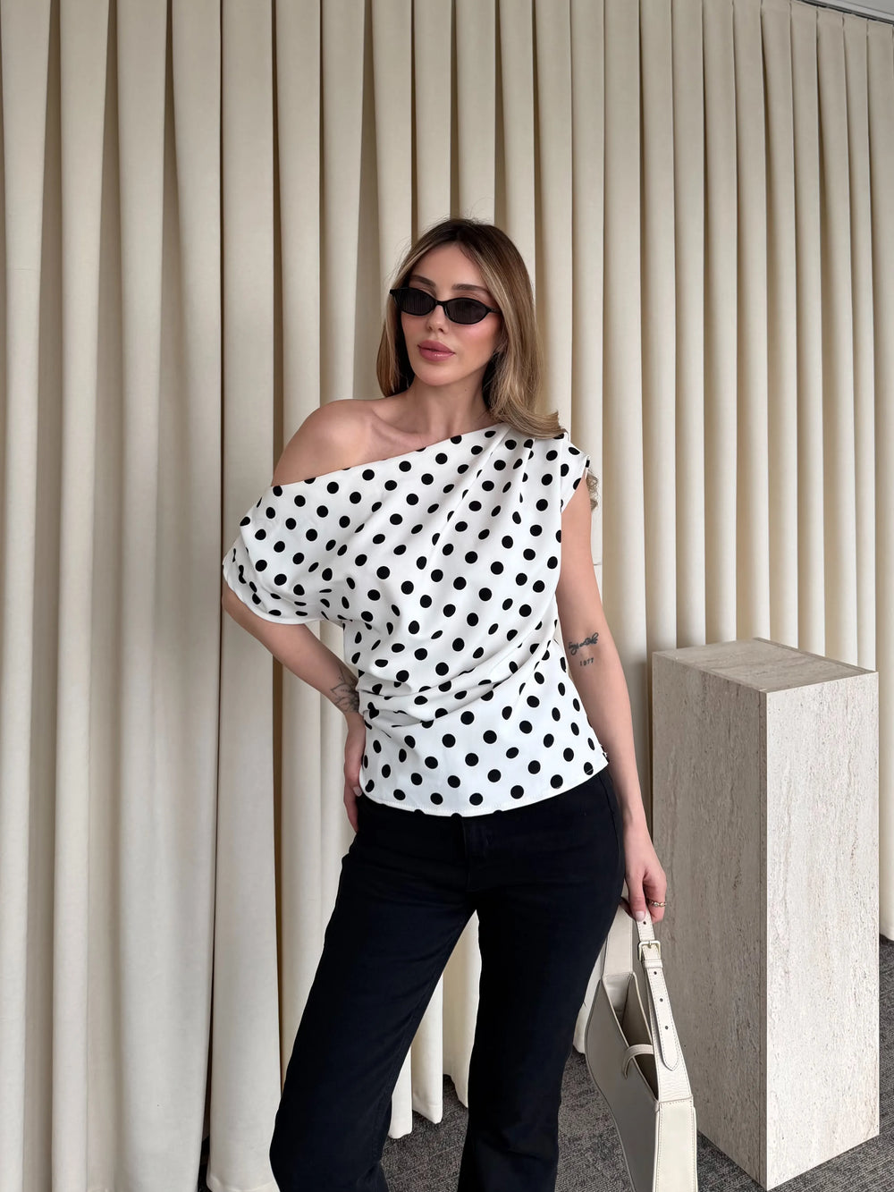 Beyaz Puantiyeli Asimetrik Yaka Bluz - 71779