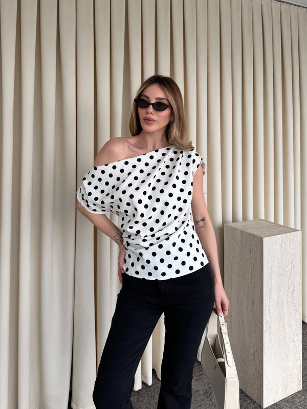 Beyaz Puantiyeli Asimetrik Yaka Bluz - 71779