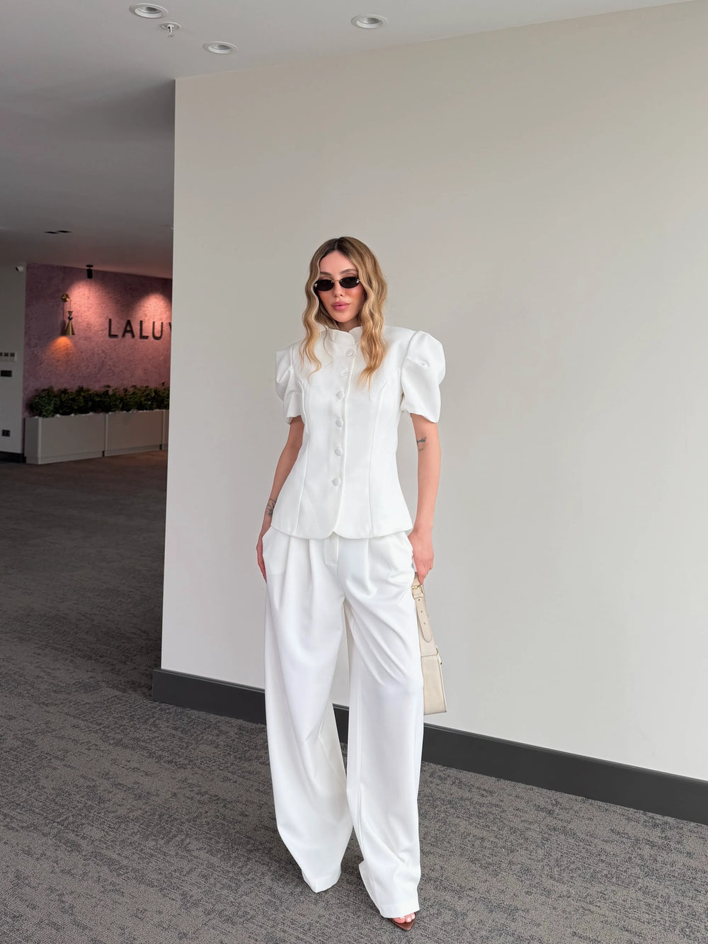 Beyaz Kaplama Düğmeli Balon Kol Takım - 8407