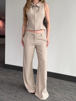 Bej çizgili yelekli polyester takım paça detaylı önden bel ayak yakın çekim
