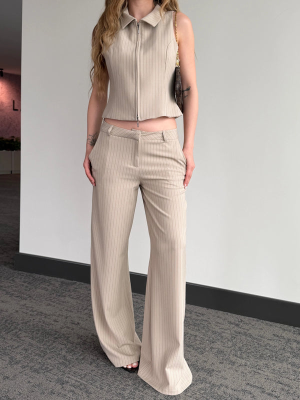 Bej çizgili yelekli polyester takım paça detaylı önden bel ayak yakın çekim