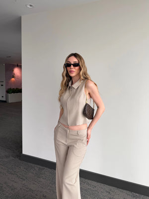 Bej çizgili yelek ve pantolon polyester takım önden tam boy net çekim