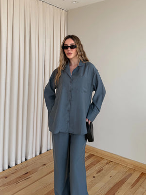 Antrasit ön dugmeli uzun kollu polyester gömlek bluz ve pantolon takimi cepheden yakin tam boy