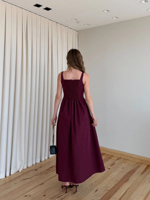 Bordo arkasi gipeli bel ve etek detayli polyester uzun elbise arkadan yakin tam boy