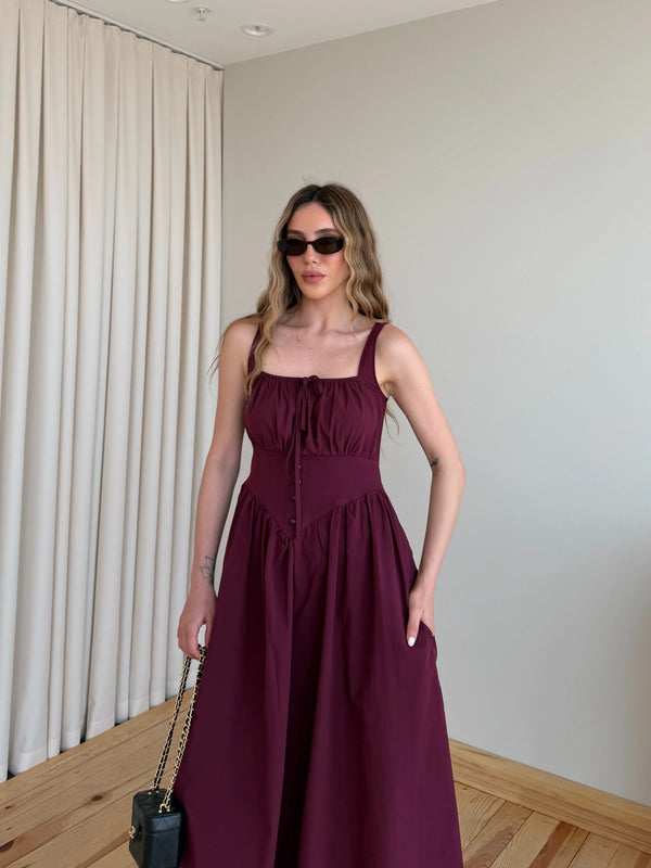 Bordo askili yaka kesimli bel detayli polyester uzun elbise cepheden yakin tam boy