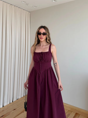 Bordo yan profilli akici etekli polyester uzun elbise sol yandan tam boy