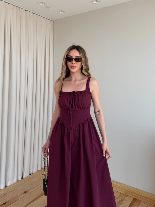 Bordo yan profilli akici etekli polyester uzun elbise sol yandan tam boy