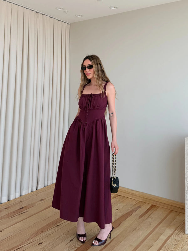 Bordo arkasi gipeli omuz kesimli akici etekli polyester uzun elbise arkadan tam boy