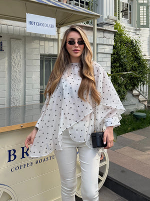 Beyaz puantiye desenli geniş pelerin kollu polyester bluz tam ön görünüş tam boy çekimi