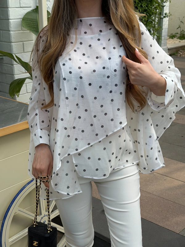 Beyaz puantiyeli geniş kollu polyester pelerin bluz tam ön görünüş yakın çekim detayı