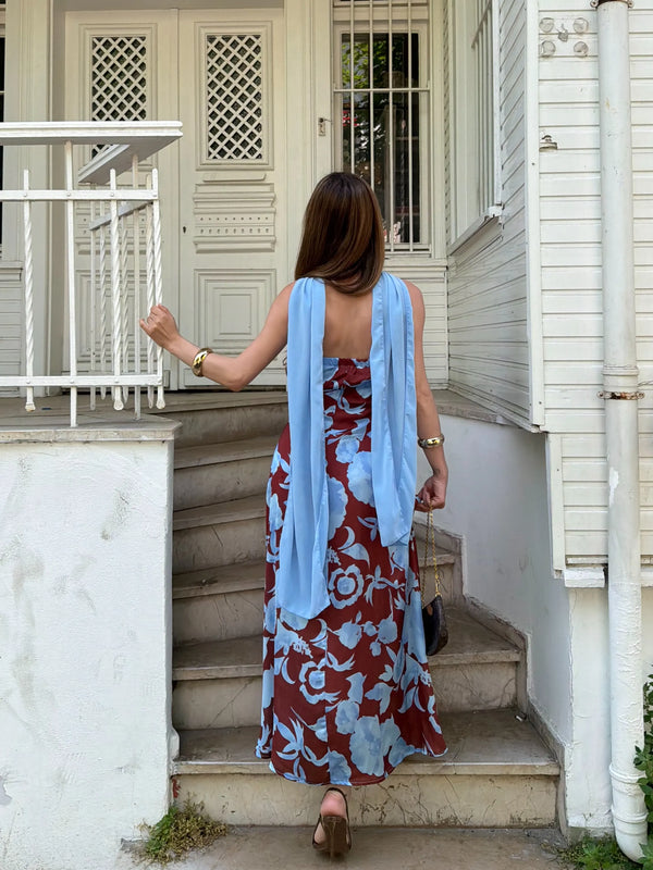 Mavi çiçek desenli straplez fularlı polyester midi elbise arkadan tam boy görünüm