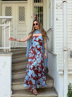 Mavi kırmızı çiçek desenli straplez fularlı polyester midi elbise sol yan profil tam boy görünüm