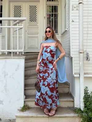Mavi kırmızı çiçek desenli straplez fularlı polyester midi elbise cepheden tam boy görünüm