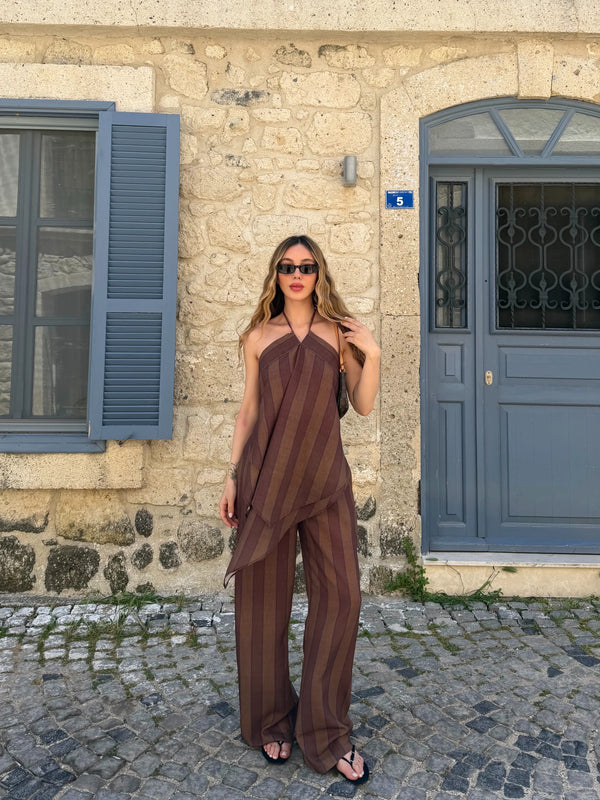 Kahverengi çizgili halter yaka asimetrik cape bağlamalı bluz pantolon takım önden tam boy görünüm