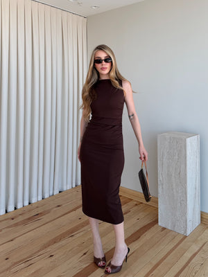 Kahverengi drapeli polyester midi elbise yandan yakın çekimle tam boy görünüm