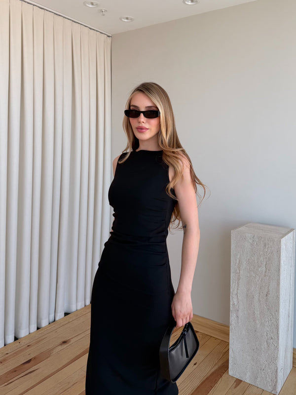 Siyah drapeli polyester midi elbisenin bel ve gövde detayı önden çekim