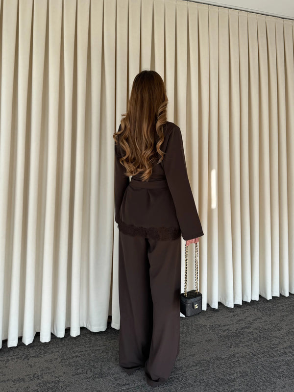 Kahverengi Kuşaklı Dantel Detaylı Bluz Pantolon Takım - 8006