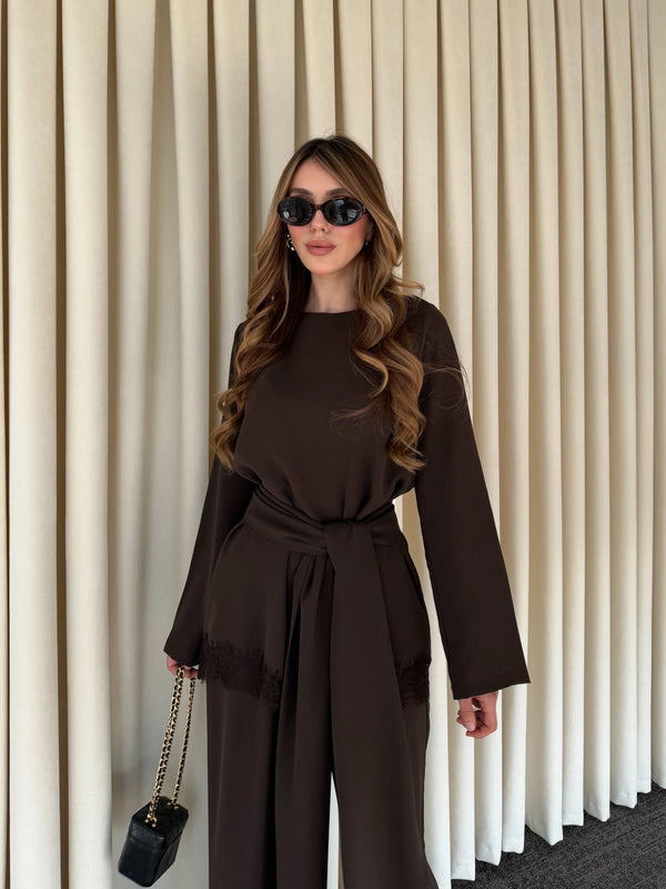 Kahverengi Kuşaklı Dantel Detaylı Bluz Pantolon Takım - 8006