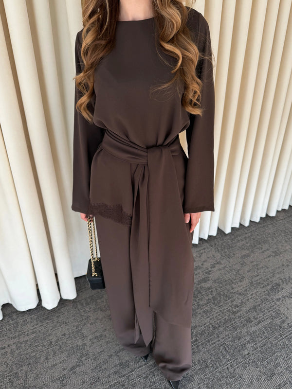 Kahverengi Kuşaklı Dantel Detaylı Bluz Pantolon Takım - 8006