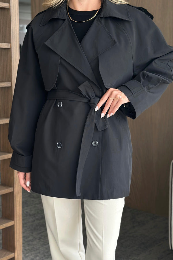 Siyah Miyabi Rüzgarlık Detaylı Kuşaklı Kısa Trençkot - 7556