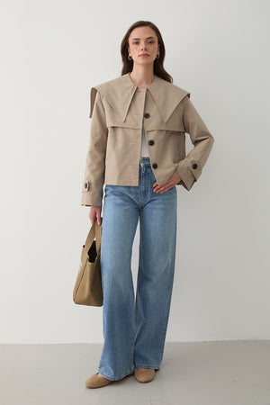 Bej Sakura Geniş Yaka Kısa Trençkot - 7530