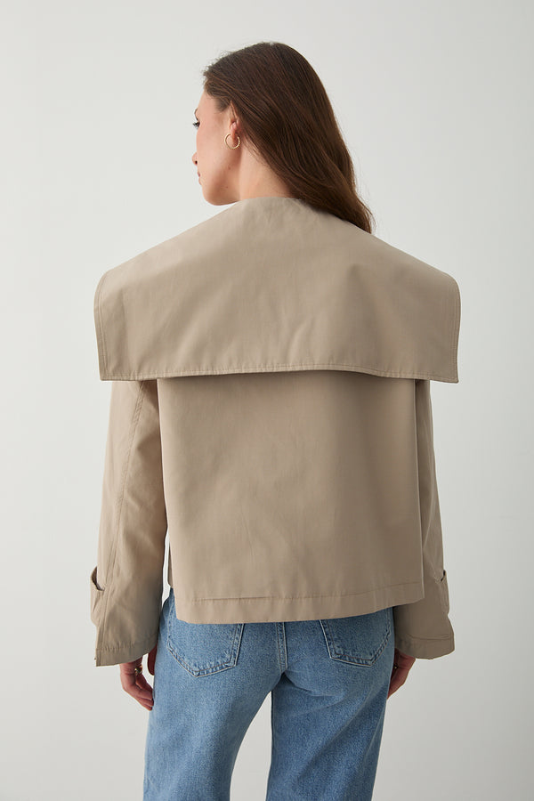 Bej Sakura Geniş Yaka Kısa Trençkot - 7530