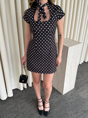 Siyah Yaka Bağlama Detaylı Kısa Elbise - 5084