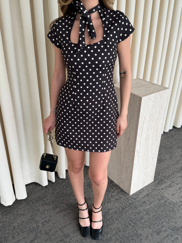 Siyah Yaka Bağlama Detaylı Kısa Elbise - 5084