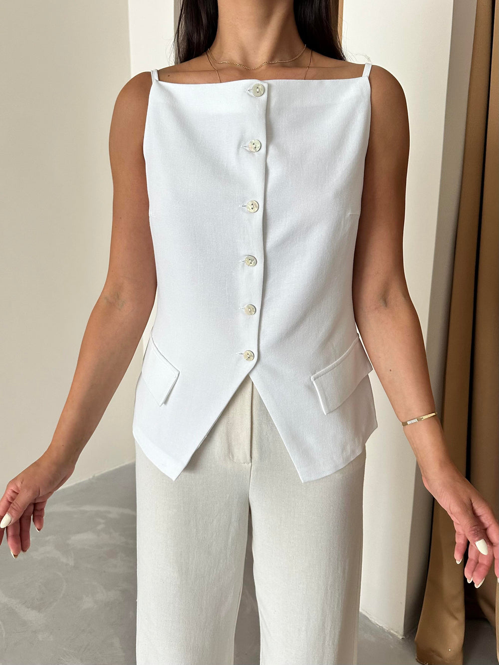 Beyaz %100 Pamuk İnce Askılı Cep Ve Düğme Detaylı Yelek