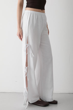 Beyaz %100 Pamuk Yan Yırtmaç Ve Bağlama Detaylı Pantolon