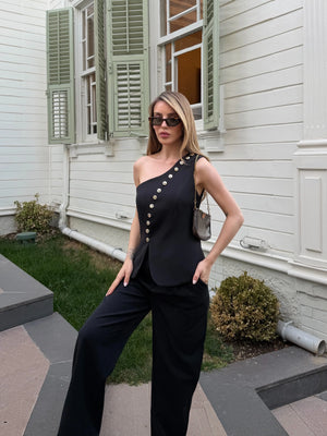 Siyah tek omuz dekolteli geniş paça polyester takım sol taraftan tam boy yan silüet görünüm