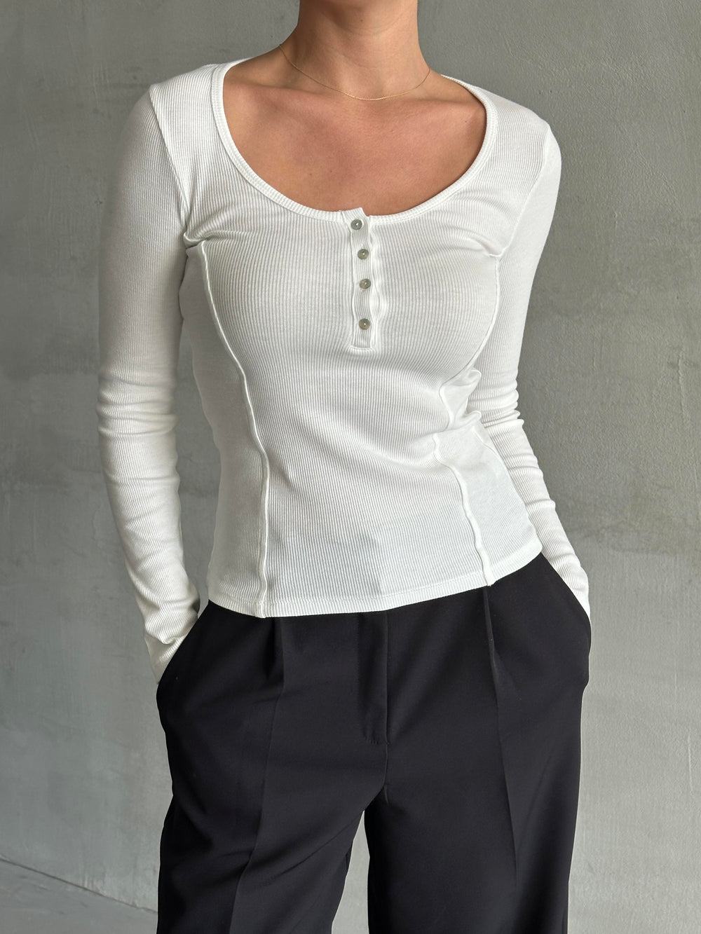 Beyaz Sedef Düğmeli Uzun Tshirt