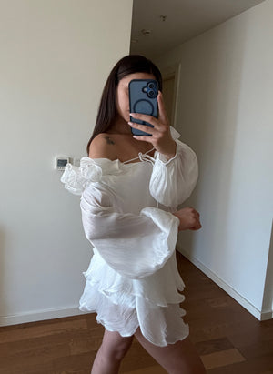 Beyaz Yakası Detaylı Eteği Volanlı Parlak İçi Şortlu Elbise - 39901