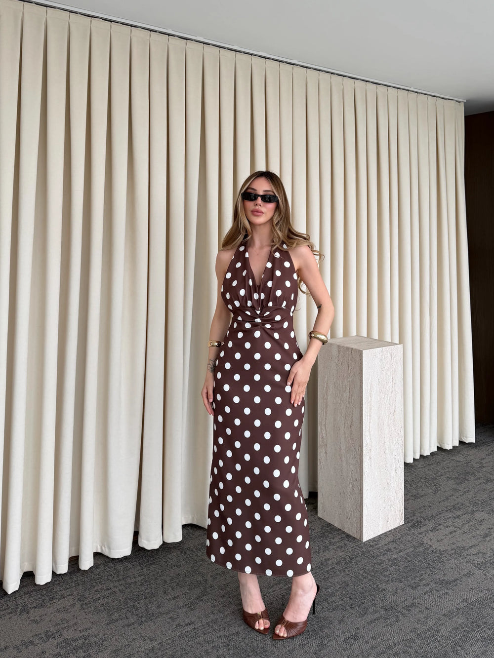 Kahverengi Puantiyeli Sırt Detaylı Elbise - 4922