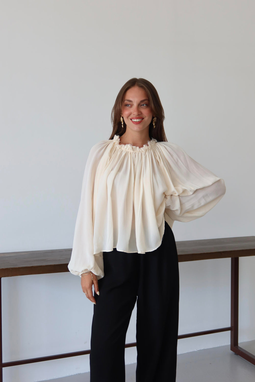 Ekru Yakası Büzgülü Yarasa Kol Bluz