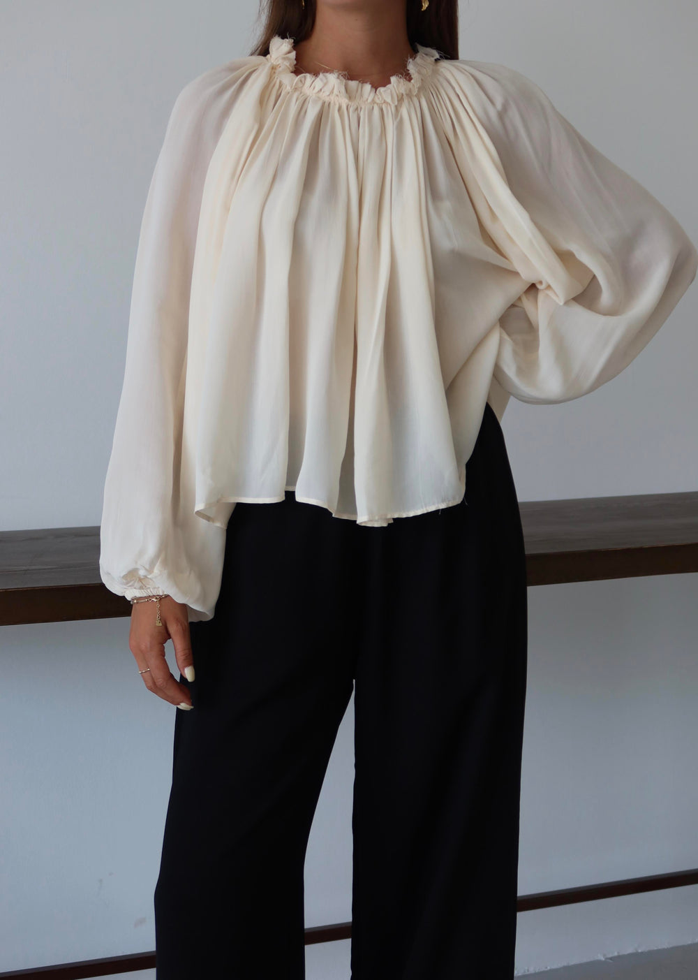 Ekru Yakası Büzgülü Yarasa Kol Bluz