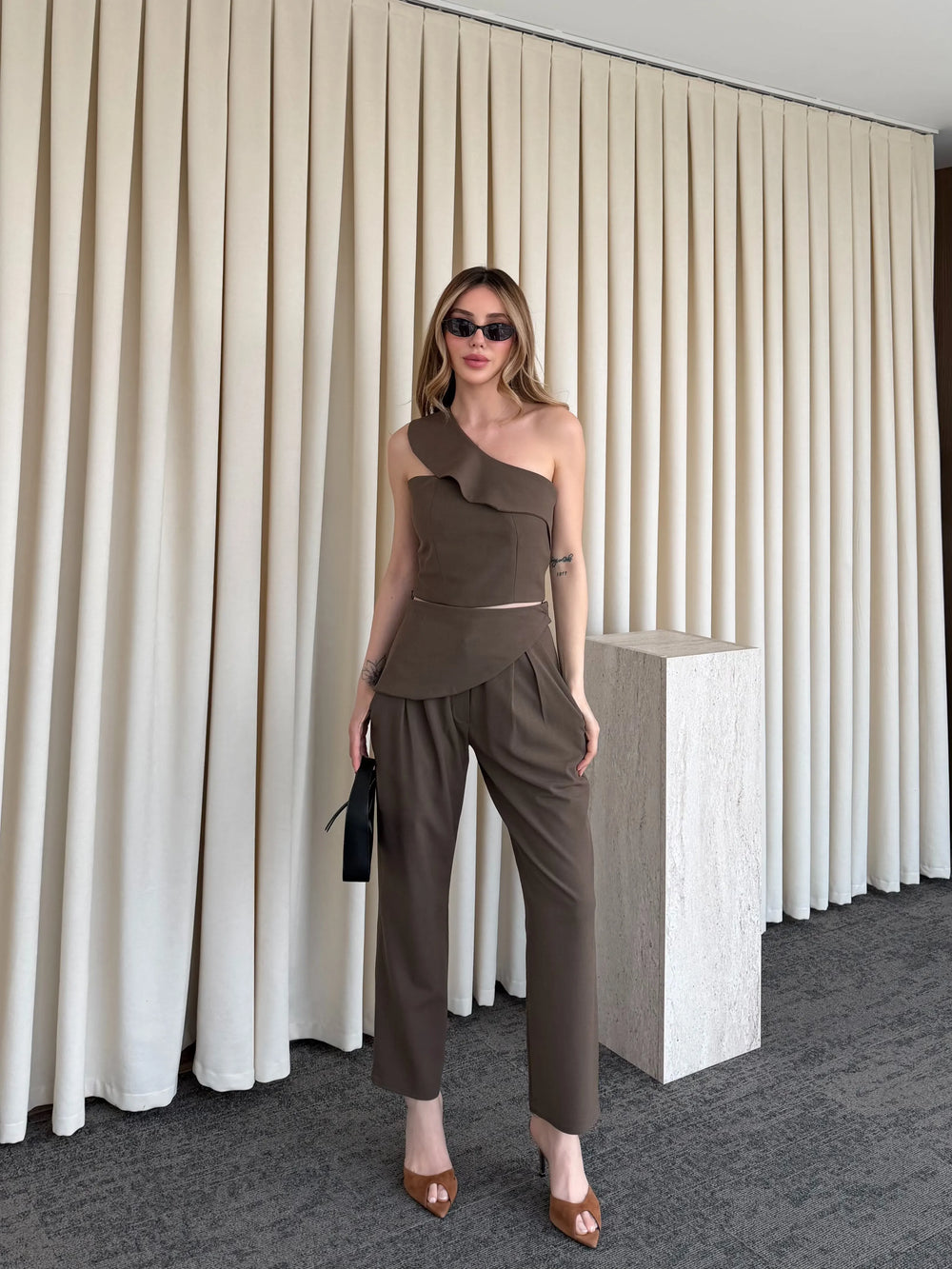 Sütlü Kahve Tek Omuz Tasarım Yaka Bluz Pantolon Takım - 8003